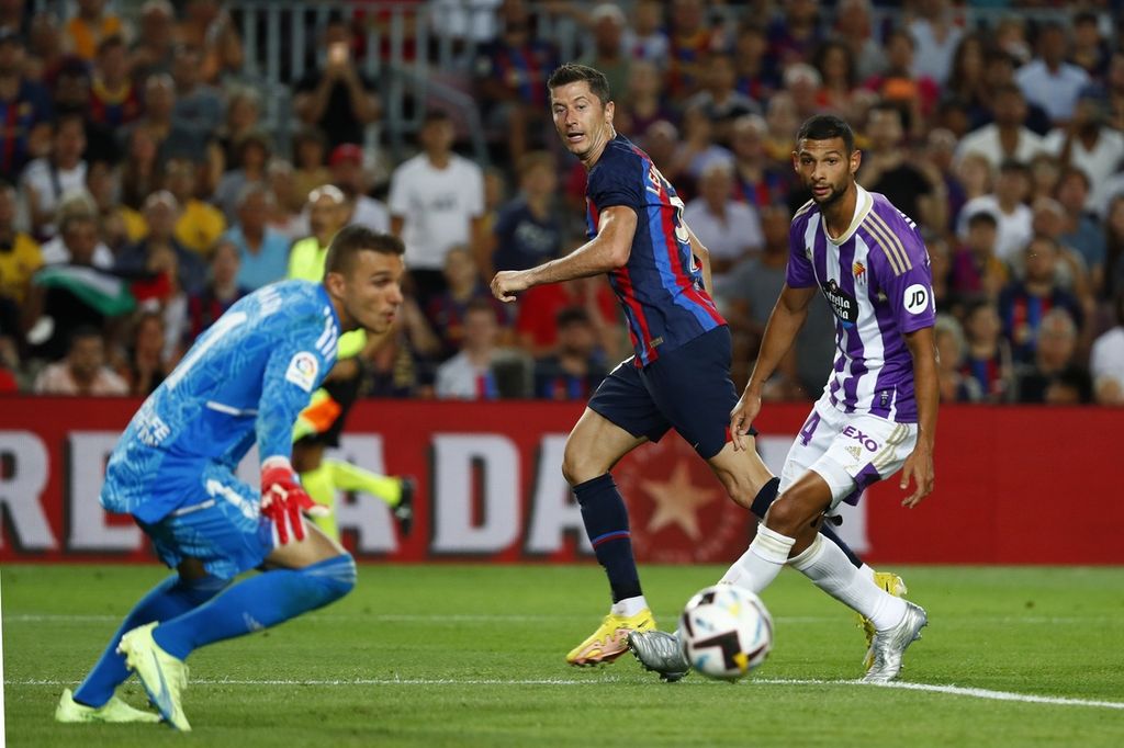 Pemain Barcelona Robert Lewandowski (tengah) mencetak gol ketiga bagi timnya ke gawang Real Valladolid pada laga Liga Spanyol, di Stadion Camp Nou, Barcelona, Senin (29/8/2022) dini hari WIB. Barca menang 4-0 pada laga itu. 