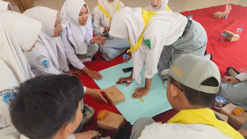 Sejumlah siswa mengikuti kegiatan sosialisasi dan edukasi tentang mitigasi bencana gempa bumi di SMA Negeri 2 Banjarbaru, Kalimantan Selatan, Senin (26/2/2024).