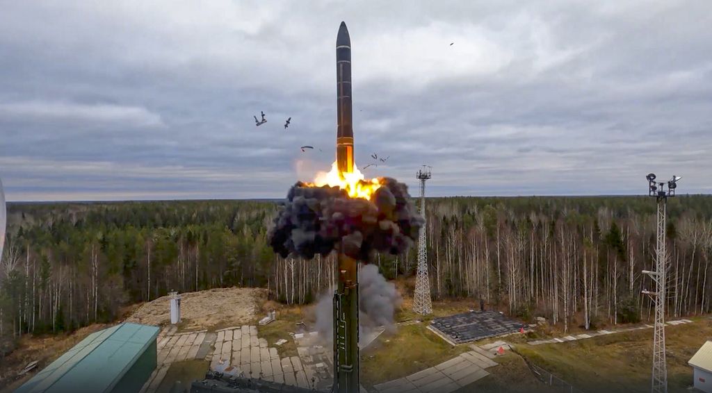 Foto yang diambil dari rekaman video Kementerian Pertahanan Rusia, Oktober 2022, memperlihatkan peluncuran rudal penjelajah antarbenua (ICBM) Yars di Plesetsk, Rusia. Di tengah suasana perang, Rusia melakukan latihan dengan menggunakan ICBM yang bisa membawa hulu ledak nuklir. 