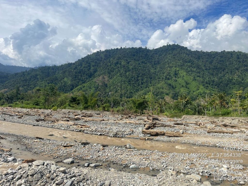 Petugas dari Badan Penanggulangan Bencana Kabupaten Aceh Tenggara melakukan pembersihan di lokasi yang sempat tergenang banjir, Kamis (24/8/2023). Sebanyak 28 desa di lima kecamatan terendam banjir sejak 17 Agustus 2023 hingga 23 Agustus 2023. Kerusakan hutan memicu bencana alam.