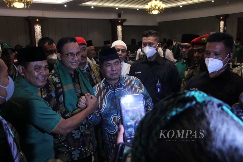 Gubernur DKI Jakarta Anies Baswedan (tengah) berfoto bersama sejumlah tokoh PPP seusai diskusi yang digelar di Hotel Grand Rohan Jogja, Kabupaten Bantul, DIY, Senin (31/1/2022).