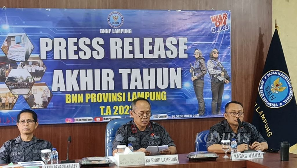 Kepala BNNP Lampung Brigadir Jenderal Sungkono (tengah) saat ekspose akhir tahun di Bandar Lampung, Jumat (30/12/2022). 