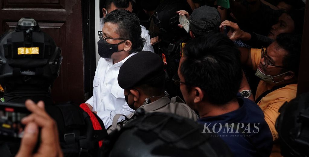 Terdakwa Ferdy Sambo meninggalkan ruang sidang seusai pembacaan vonis mati atas dirinya di Pengadilan Negeri Jakarta Selatan, Senin (13/2/2023). 