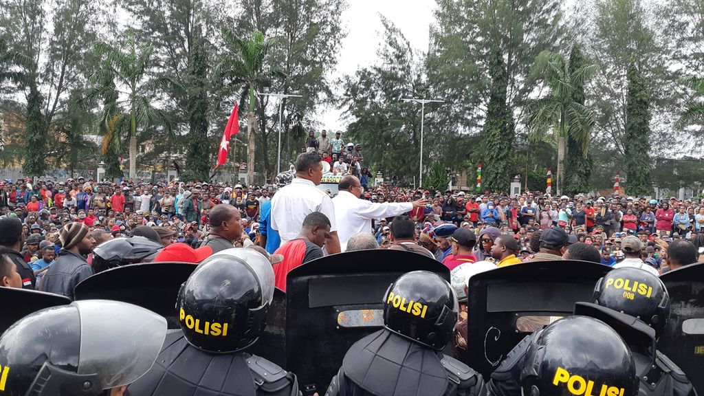Wali Kota Sorong, Papua Barat, Lamberthus Jitmau (baju putih kanan) berbicara kepada massa di depan halaman kantor wali kota pada Rabu (21/8/2019).