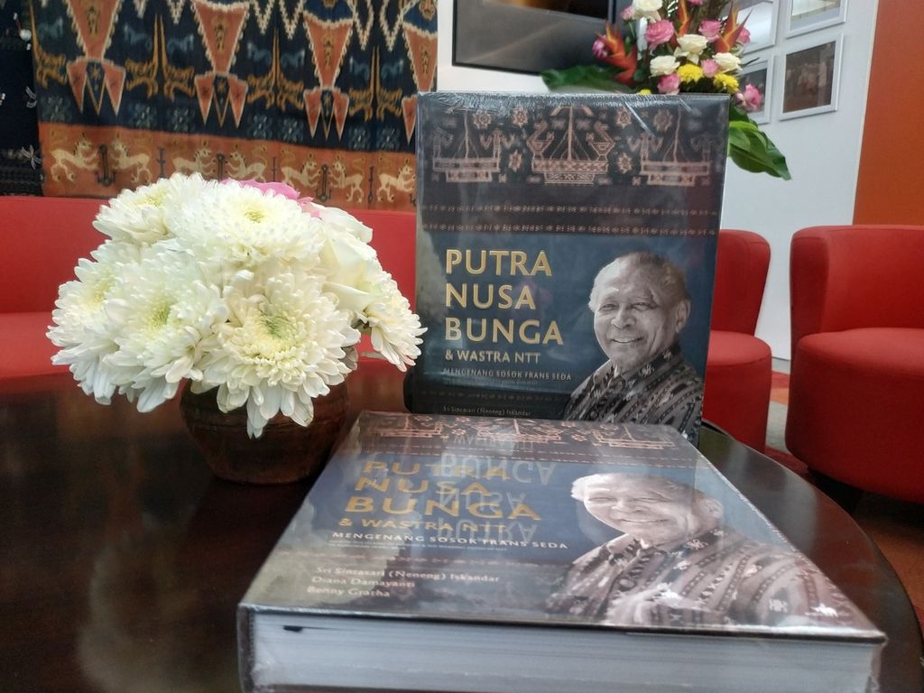 Buku <i>Putra Nusa Bunga & Wastra NTT: Mengenang Sosok Frans Seda</i> yang dipajang dalam acara bedah buku tersebut di Universitas Katolik Atmajaya, Jakarta Selatan, Selasa (4/10/2022).  