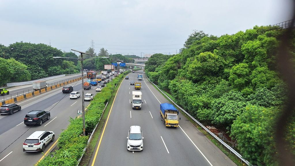 Suasana lalu lintas dari arah Bekasi ke Jakarta melalui Gerbang Tol Halim Utama, Jakarta Timur, pascakecelakaan beruntun, Rabu (27/3/2024).