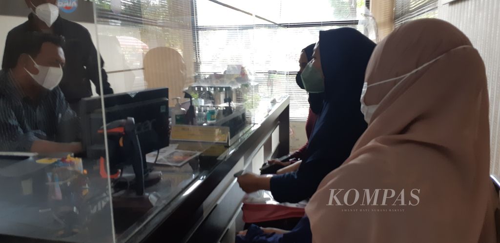 Tiga korban penipu berkedok cinta Faris Ahmad Faza (31), yaitu Tr (31), Li (25) dan Il (28) ,saat melapor bersama-sama di Polres Kediri Kota, Jawa Timur, Minggu (20/3/2022).