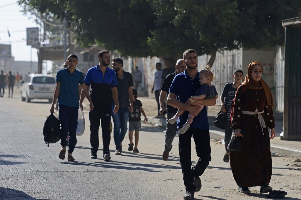 Warga yang tinggal di Jalur Gaza terpaksa meninggalkan rumah mereka untuk menjauh dari perbatasan dengan Israel setelah rentetan roket ditembakkan dari daerah kantong pantai tersebut ke Israel, Sabtu (7/10/2023). 