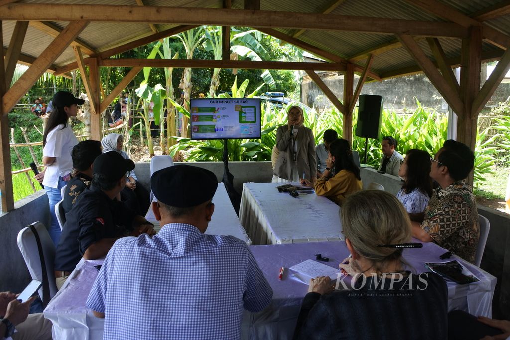 Suasana presentasi <i>start up </i>dan usaha kecil menengah dari Lombok yang masuk dalam program Blue Finance Accelarator (BFA) di Desa Murbaya, Kecamatan Pringgarata, Lombok Tengah, NTB, Rabu (31/1/2024). 