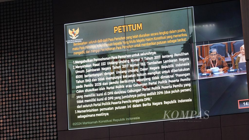 Isi petitum permohonan pada Sidang Pendahuluan Uji Materi Pasal 222 UU No 7/2017 tentang Pemilihan Umum terkait Ambang Batas Pencalonan Presiden di Mahkamah Konstitusi, Jakarta, Rabu (7/8/2024). 