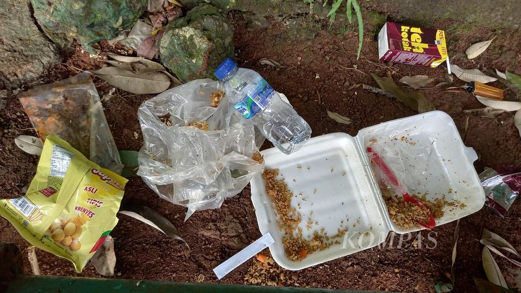 Food waste found under a bus stop on Jalan Letnan Sutopo, South Tangerang, Sunday (8/5/2022).