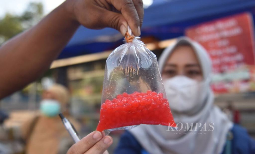 Petugas Balai Besar Pengawas Obat dan Makanan di Surabaya mengamati sampel makanan yang dibeli dari PKL di depan Masjid Al-Akbar untuk diuji laboratorium, Kota Surabaya, Jawa Timur, Senin (11/4/2022). 