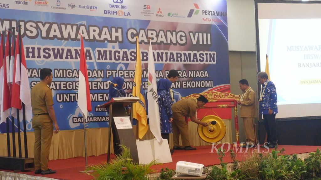 Gubernur Kalimantan Selatan Sahbirin Noor memukul gong untuk menandai pembukaan Musyawarah Cabang VIII DPC Hiswana Migas Banjarmasin di Banjarmasin, Selasa (4/10/2022).