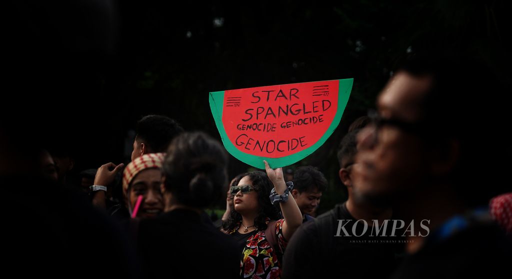 Poster berbentuk semangka dalam aksi Stop Genosida Palestina di depan Kedutaan Besar Amerika Serikat, Jakarta, Jumat (19/4/2024). 