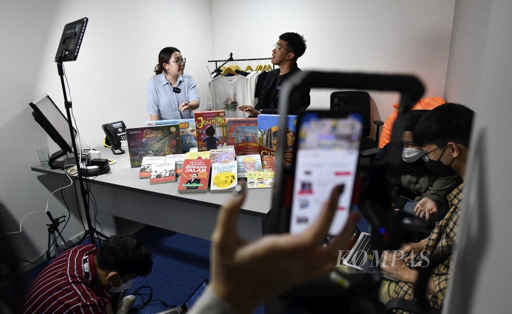 One of the content production processes for <i>live</i> Tiktok carried out by the <i>Kompas</i> Daily Social Medical Team in Jakarta, Wednesday (5/4/2023).