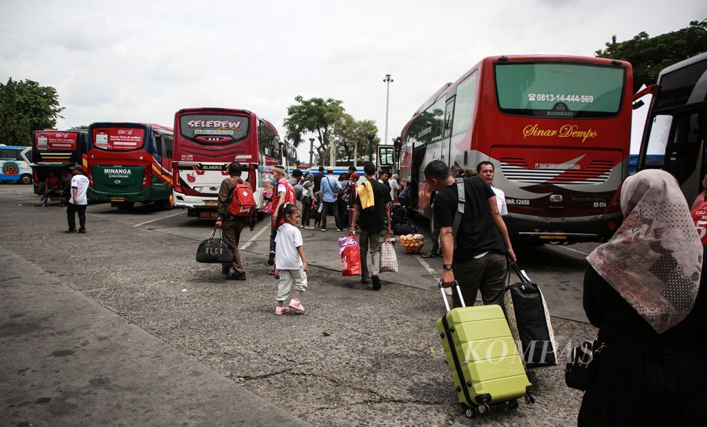 Para penumpang bus di Terminal Kalideres, Jakarta Barat, Kamis (22/12/2022). 