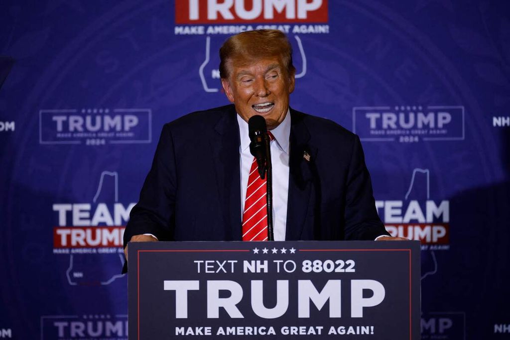 Bakal calon Presiden Amerika Serikat dari Partai Republik dan mantan Presiden AS Donald Trump pada akhir kampanye di Grappone Convention Center, Concord, New Hampshire, AS, Jumat (19/1/2024). 