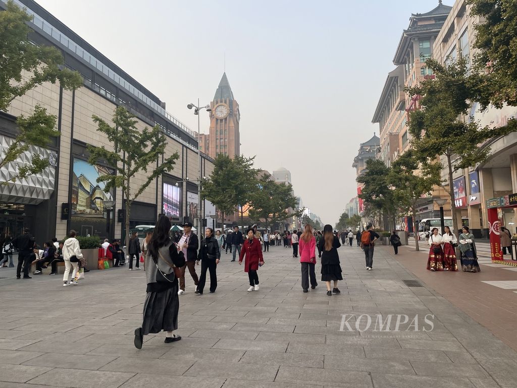 Kawasan pertokoan Wangfujing di Beijing, China, ramai pengunjung pada 24 Oktober 2023 sore. Di dalam gedung pertokoan Wangfujing terdapat puluhan gerai barang mewah asli dengan jenama terkemuka.