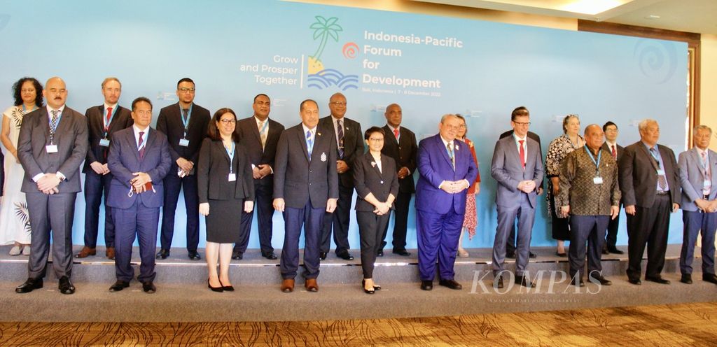 Menteri Luar Negeri RI Retno LP Marsudi (barisan depan, tengah) berfoto bersama para pejabat sejumlah negara Pasifik dalam pembukaan Indonesia-Pacific Forum for Development, Rabu (7/12/2022), di Badung, Bali. 