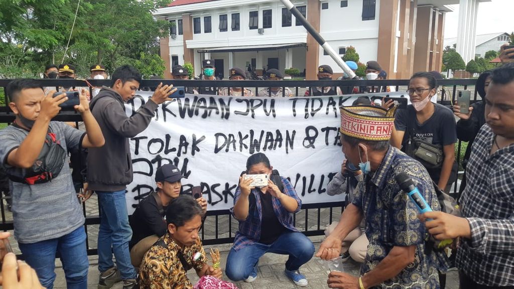 Tokoh adat Kinipan menggelar ritual adat di depan kantor Pengadilan Tindak Pidana Korupsi Kota Palangkaraya, Kalimantan Tengah, Senin (30/5/2022). Ratusan warga Kinipan datang ke Palangkaraya menempuh jarak 537 kilometer untuk mendukung kepala desanya.