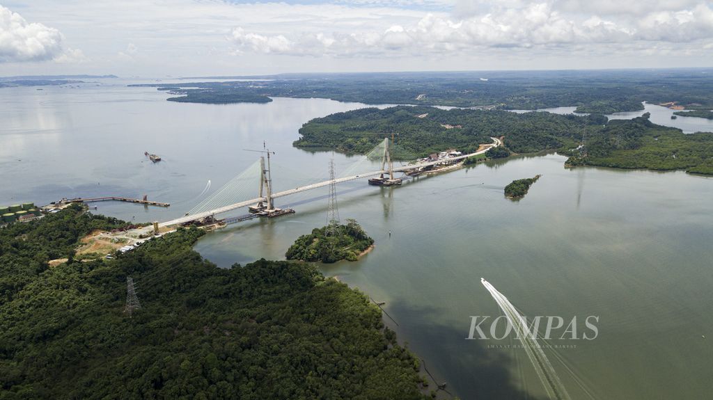 Foto udara bentang jembatan Pulau Balang di Teluk Balikpapan, Kalimantan Timur, Rabu (10/3/2021). Jembatan ini menghubungkan Balikpapan dan Penajam Paser Utara melalui Teluk Balikpapan yang terdiri dari bentang panjang dan bentang pendek.