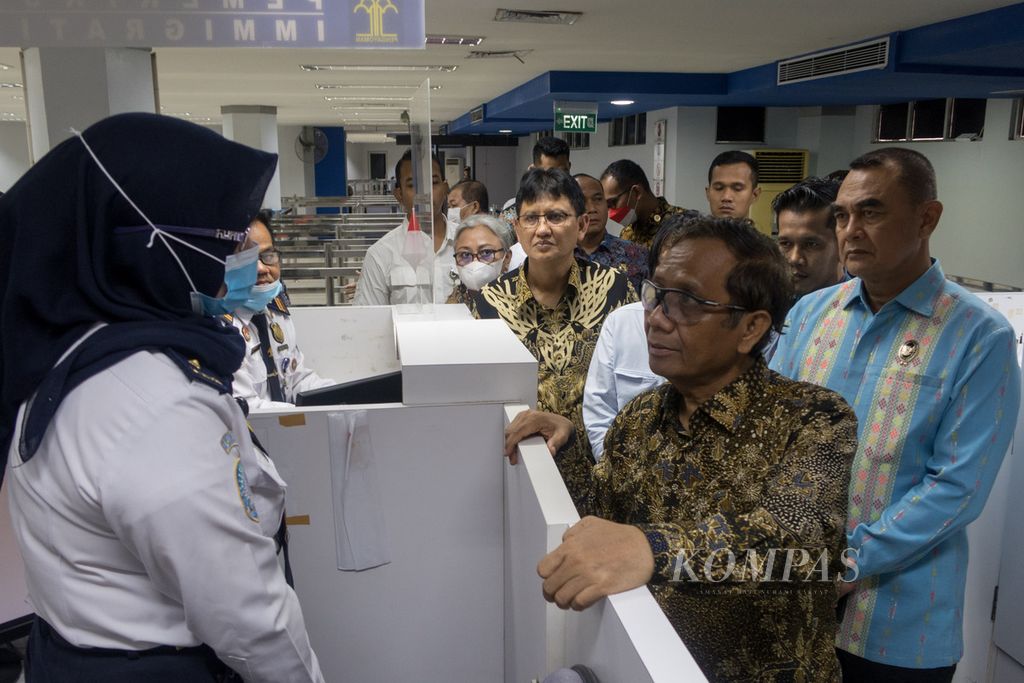 Menteri Koordinator Bidang Politik, Hukum, dan Keamanan Mahfud MD meninjau loket pengecekan imigrasi di Pelabuhan Batam Centre, Kota Batam, Kepulauan Riau, Kamis (6/4/2023).