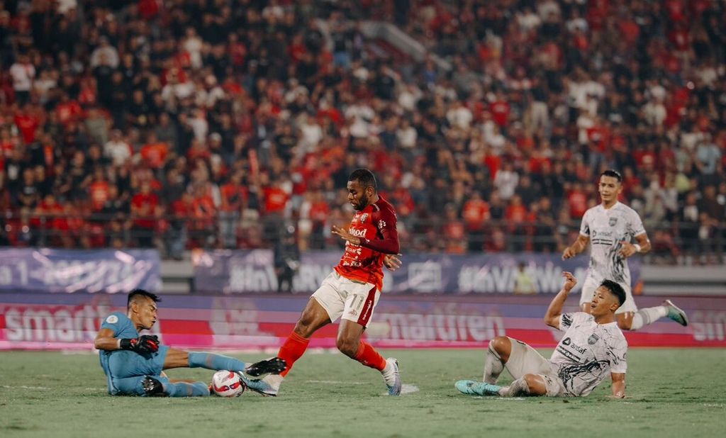 Bali United player, Yabes Roni Malaifai, dribbles the ball past Borneo FC players in the first leg match for the third and fourth places in the 2023/2024 League 1 Championship series between Bali United FC and Borneo FC at the Captain I Wayan Stadium Dipta, Gianyar, Bali, Saturday (25/5/2024) evening.