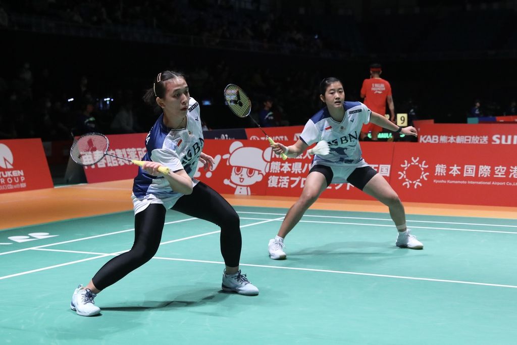 Satu-satunya wakil ganda putri Indonesia pada turnamen Kumamoto Masters, Febriana Dwipuji Kusuma/Amalia Cahaya Pratiwi, langsung tersingkir pada babak pertama ajang itu. Mereka kalah dari pasangan Jepang, Rin Iwanaga/Kie Nakanishi, 12-21, 11-21, pada Selasa (14/11/2023).
