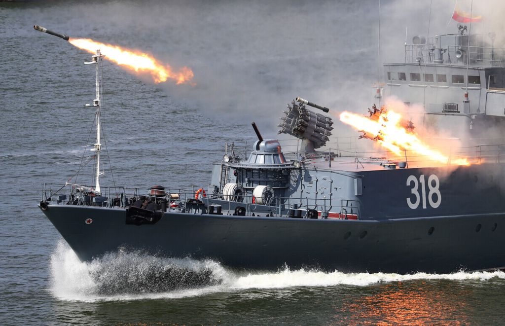 Kapal antikapal selam Rusia, Aleksin, menembakkan misil dalam parade Hari Angkatan Laut di Baltiysk, wilayah Kaliningrad, Rusia, 26 Juli 2020. 