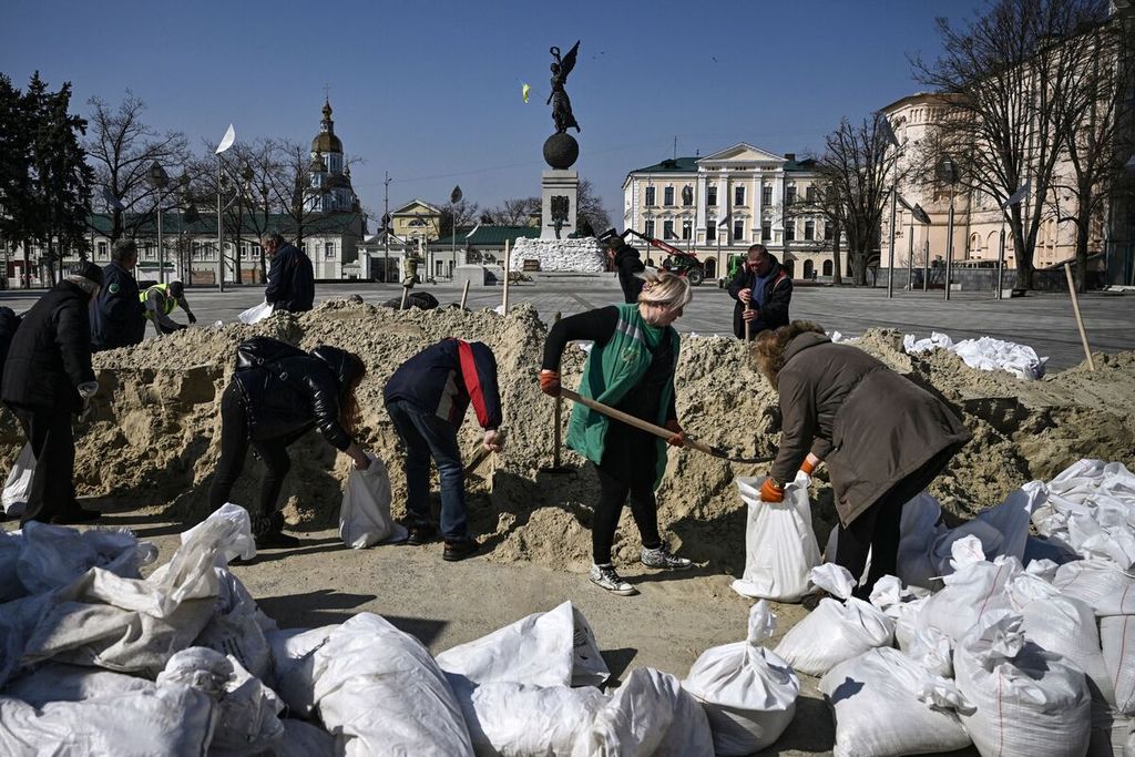 Pegawai Pemerintah Kota Kharkiv mengisi karung dengan pasir untuk melindungi monumen kota dari serangan tentara Rusia, Sabtu (26/3/2022), di Kharkiv, Ukraina. Sebuah museum di kota tersebut, The Hryhoriy Skovoroda Literary Memorial Museum, hancur oleh tembakan tentara Rusia, Sabtu (7/5). 