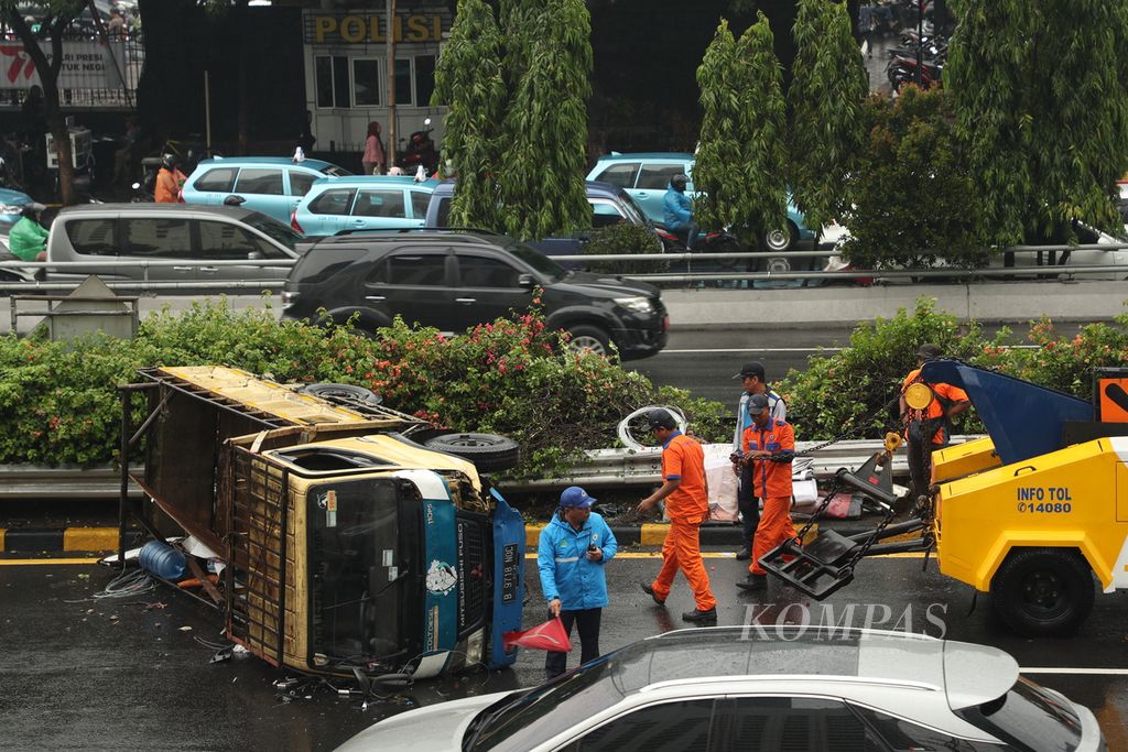 Ilustrasi-Petugas bersiap mengevakuasi truk yang terguling di Jalan Tol Dalam Kota di depan Polda Metro Jaya, Jakarta, Kamis (6/7/2023). 