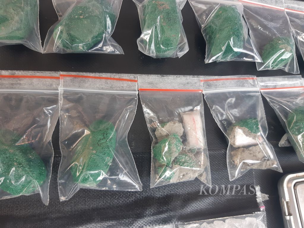 A snapshot of the evidence from a drug case that was uncovered on Friday (10/5/2024) in Cirebon, West Java. One of the cases revealed was the method of distributing crystal meth using cement that resembles stones.