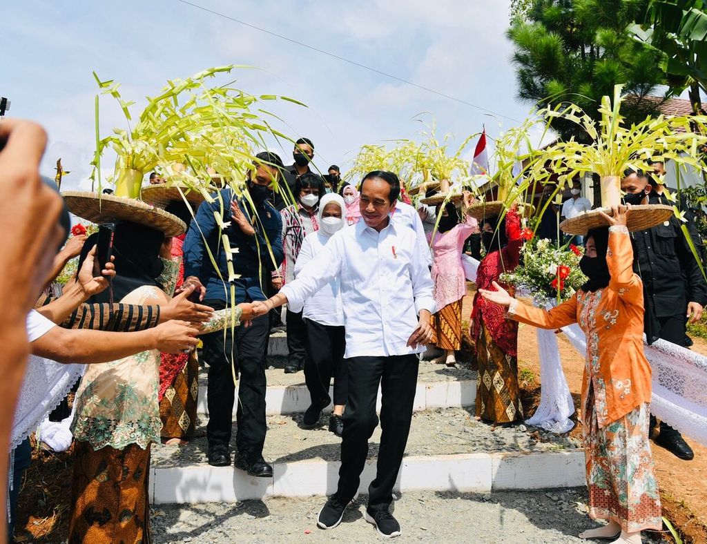 Presiden Joko Widodo saat menghadiri acara syukuran hasil bumi Gerakan Masyarakat (Gema) Perhutanan Sosial yang digelar di Lapangan Omah Tani, Kabupaten Batang, Provinsi Jawa Tengah, Rabu (8/6/2022).