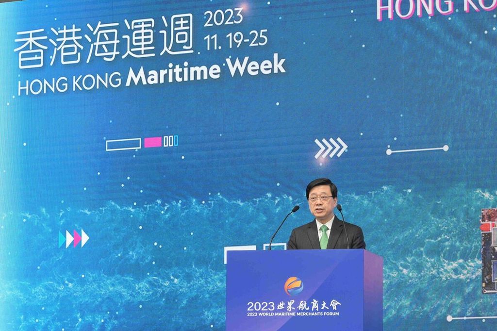 Chief Executive Hong Kong John Lee Ka-chiu menyampaikan sambutan saat membuka Hong Kong Maritime Week, Senin (20/11/2023).