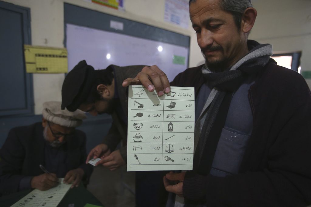 Seorang warga Pakistan menunjukkan kertas suara sebelum memberikan suaranya di tempat pemungutan suara saat pemilihan parlemen negara itu di Jamrud, Distrik Khyber, Pakistan, Kamis (8/2/2024). 