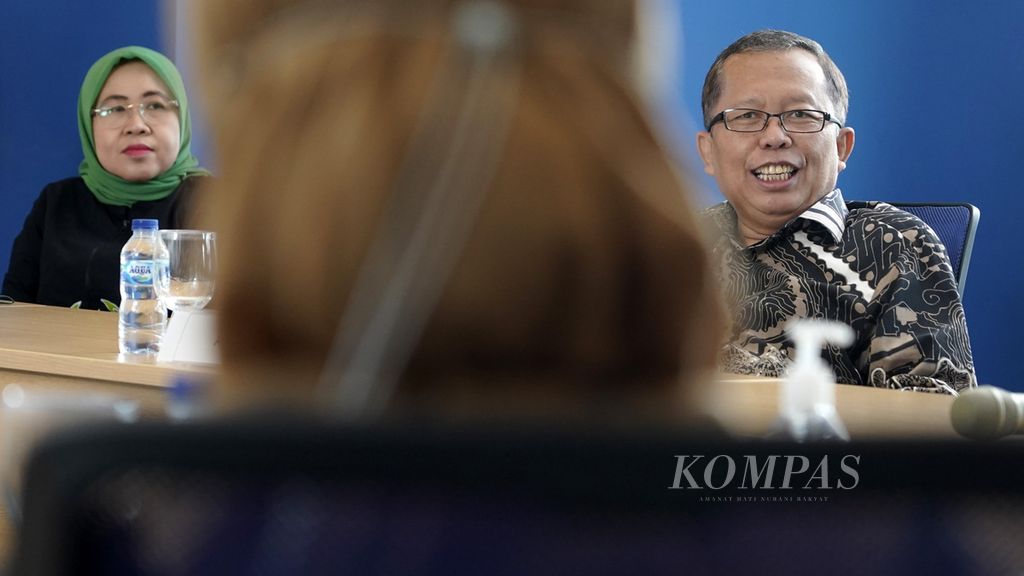 Politisi PKB Siti Mukaromah (kiri) dan Wakil Ketua Umum PPP Arsul Sani (kanan) saat mengikuti acara Kompas Talks dengan tema Langkah Strategis Peningkatan Keterwakilan Perempuan pada Pemilu 2024”, di Menara Kompas, Jakarta, Selasa (13/12/2022).