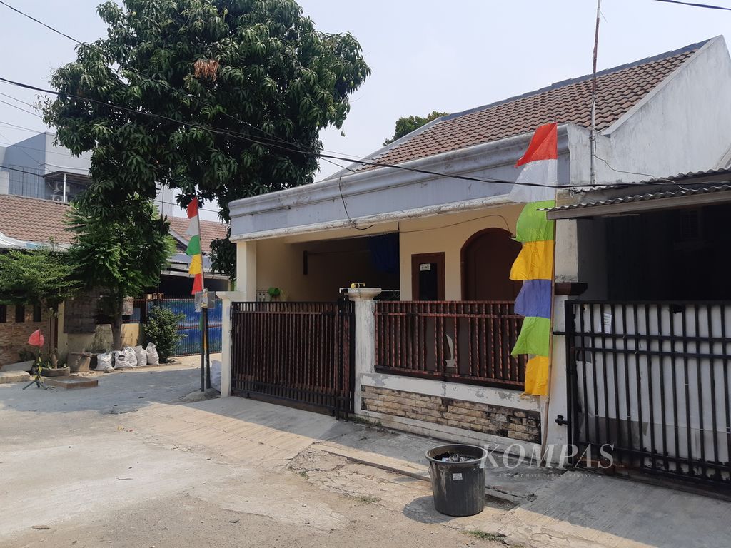 Suasana rumah dari DE di Harapan Jaya, Kota Bekasi, sejak Senin (14/8/2023) siang. Di rumah ini, polisi menemukan 16 senjata api dan ratusan amunisi.