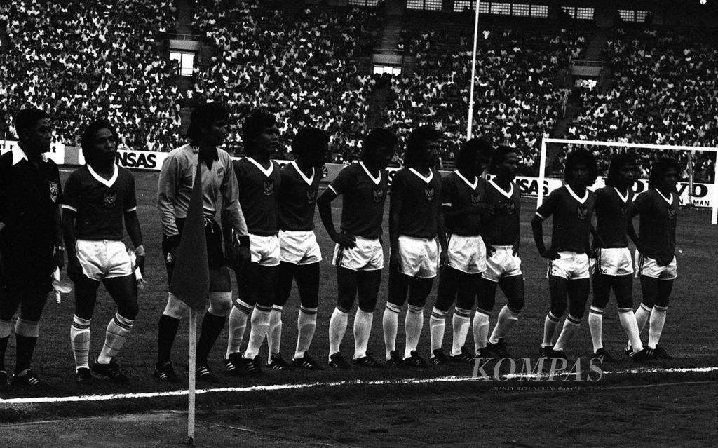 Susunan 11 pemain utama Indonesia yang tampil pada laga pembuka Kualifikasi Olimpiade 1976 kontra Singapura, Minggu (15/2/1976), di Stadion Utama Senayan, Jakarta. Laga itu berakhir imbang 0-0.