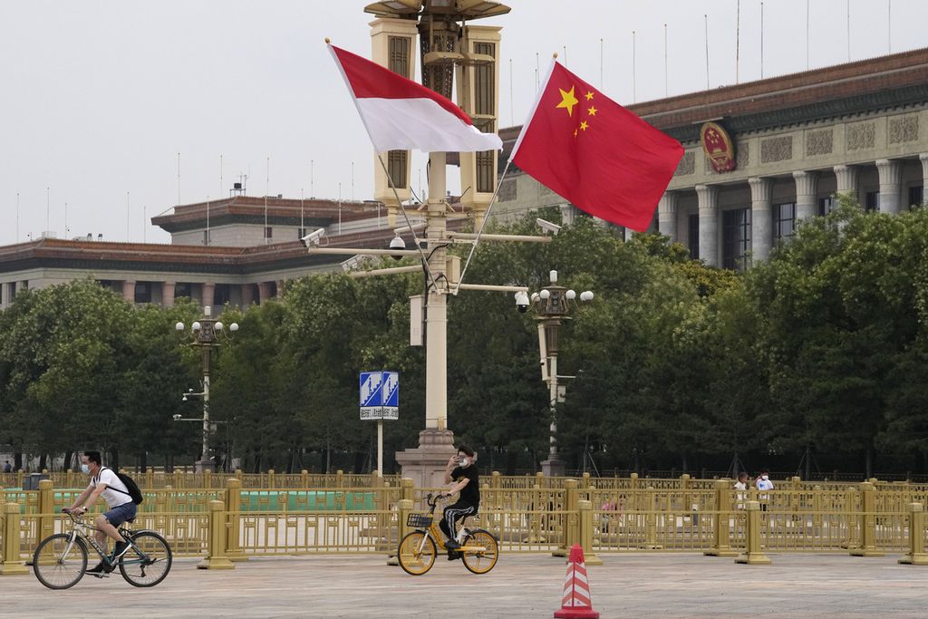 Bendera Indonesia dan China berkibar bersama di dekat Great Hall of the People di Beijing, Senin (25/7/2022). Presiden Joko Widodo dan Presiden Xi Jinping bertemu pada Selasa, 26 Juli 2022, membahas kerja sama bilateral dan isu-isu global.