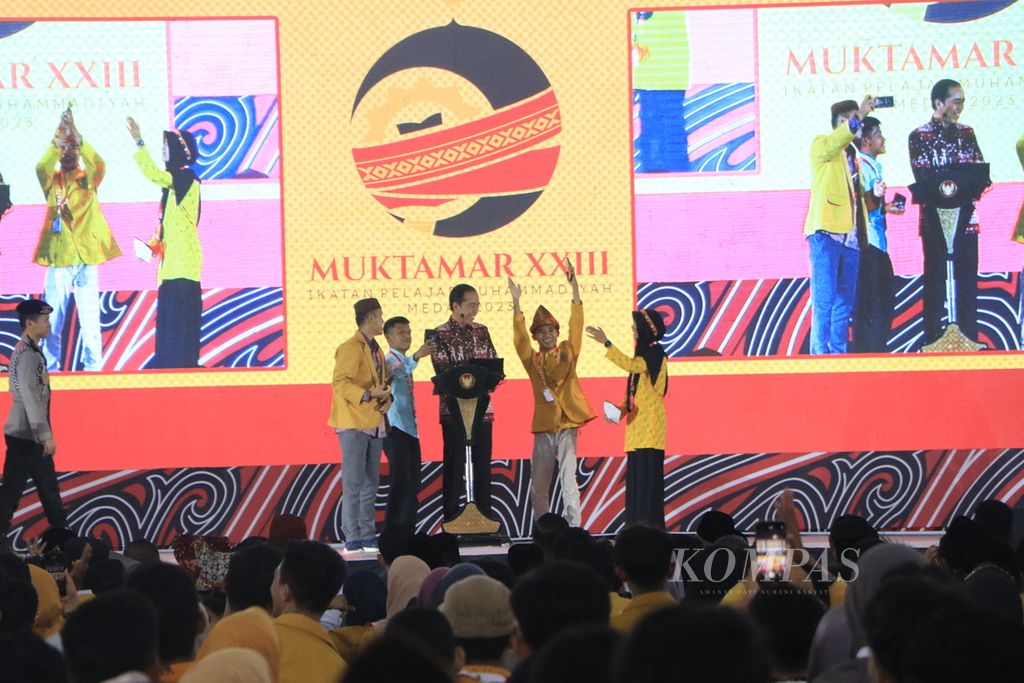 Presiden Joko Widodo (tengah) berswafoto bersama peserta Muktamar XXIII IPM di Gedung Serbaguna Sumatera Utara, Medan, Sabtu (19/8/2023). 