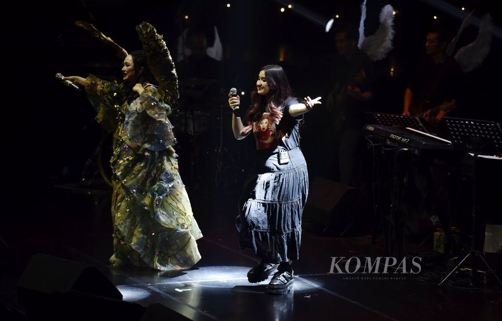 Penyanyi Titi DJ berduet bersama salah seorang putrinya, Stephanie Poetri, dalam konser bertajuk Intimate Moment with Titi DJ di Balai Sarbini, Jakarta, Jumat (15/9/2023).