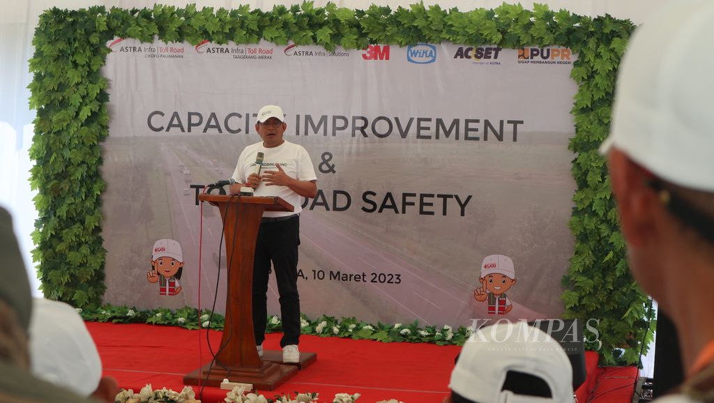 Kris Ade Sudiyono, Group Chief Operating Officer Astra Tol Infra, memberikan sambutan dalam acara peningkatan kapasitas pelayanan dan keselamatan Tol Cikopo-Palimanan di Rest Area Kilometer 130 ruas Tol Cipali, Kabupaten Indramayu, Jawa Barat, Jumat (10/3/2023).