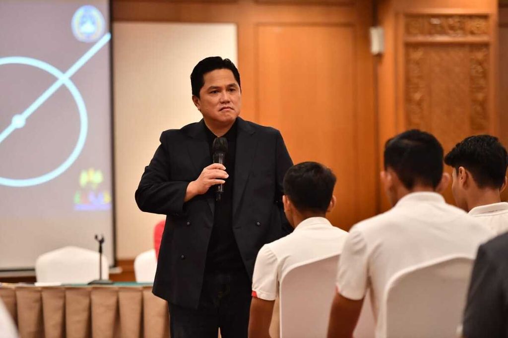 Pertemuan Ketua Umum PSSI Erick Thohir beserta jajarannya dengan 20 pemain Timnas Indonesia U-22 di Hotel Sultan, Jakarta, Jumat (21/4/2023).