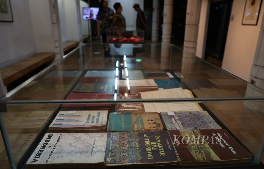 The book collection of Koentjaraningrat was displayed in the cultural and art exhibition "100th Anniversary of Koentjaraningrat" at Bentara Budaya Jakarta on Thursday (8/6/2023) evening.