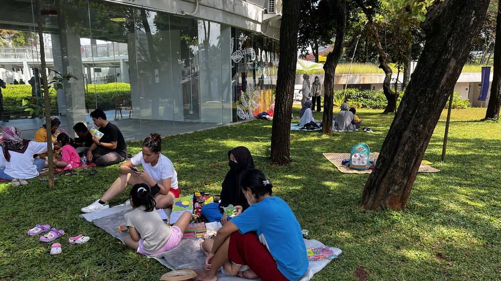Sejumlah warga saat piknik di Taman Literasi Martha Christina Tiahahu, Melawai, Kecamatan Kebayoran Baru, Jakarta Selatan, Sabtu (17/12/2022).