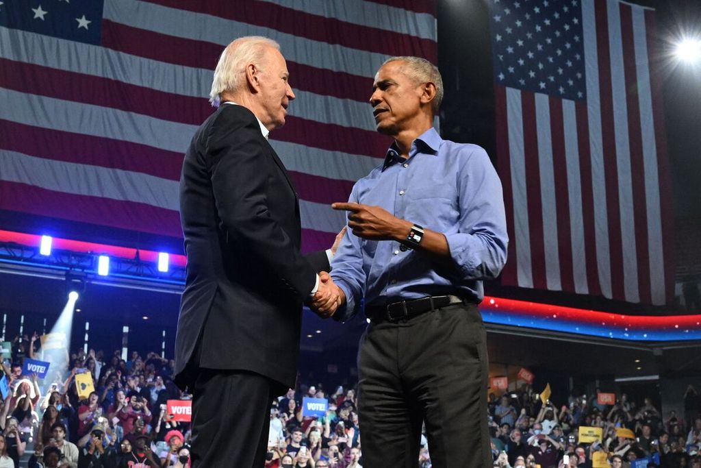 Presiden Joe Biden berjabat tangan dengan mantan presiden Barack Obama saat mereka menggelar kampanye untuk kandidat Senator asal Philadelphia, John Fetterman in Philadelphia, Pennsylvania pada Sabtu (5/11/2022).