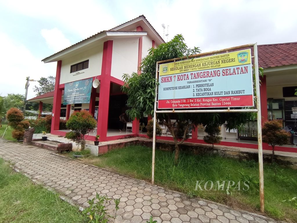 Gedung utama SMKN 7 Tangerang Selatan di Kelurahan Rengas, Kecamatan Ciputat Timur, Rabu (27/4/2022). Pengadaan lahan sekolah ini bermasalah lantaran akses jalan yang terhalang rumah warga.