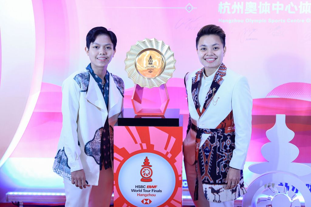 Ganda putri Indonesia, Apriyani Rahayu/Siti Fadia Silva Ramadhanti, menghadiri acara makan malam untuk para peserta turnamen Final BWF World Tour 2023 di Hangzhou, China, Senin (11/12/2023).