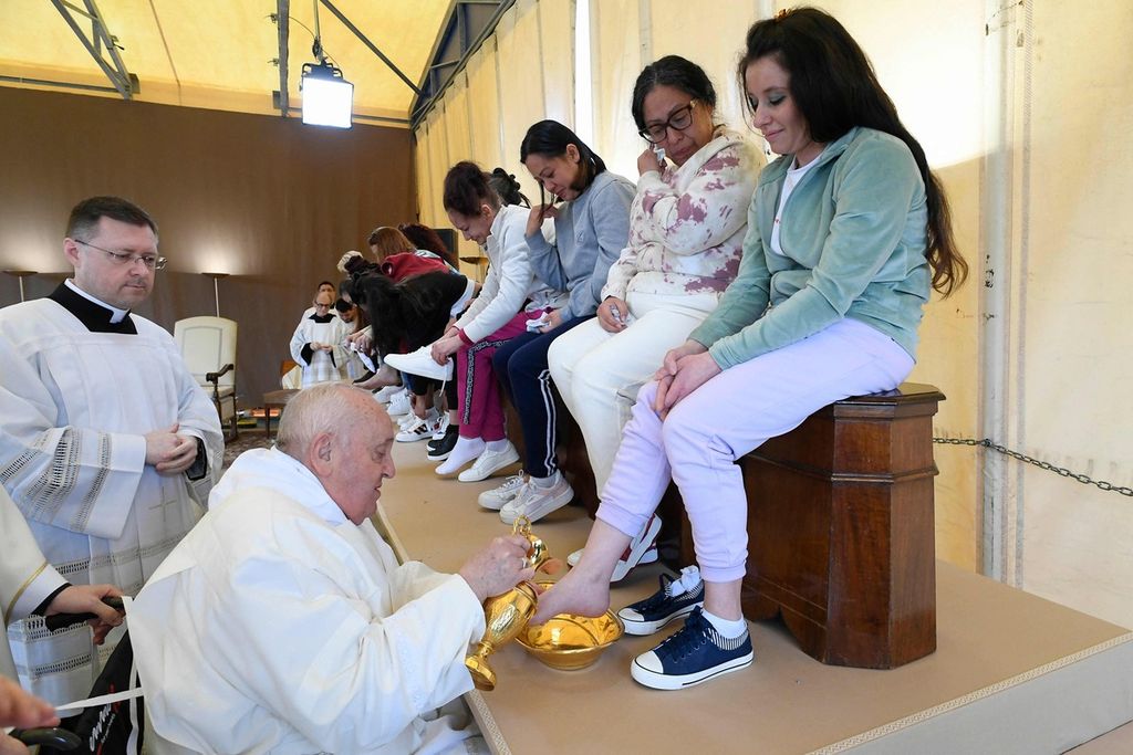 Paus Fransiskus melakukan ritual pembasuhan kaki perempuan narapidana dalam kunjungan ke Penjara Rebibbia, penjara untuk perempuan, sebagai bagian dari ritual Kamis Putih di Roma, Italia, Kamis (28/3/2024). 