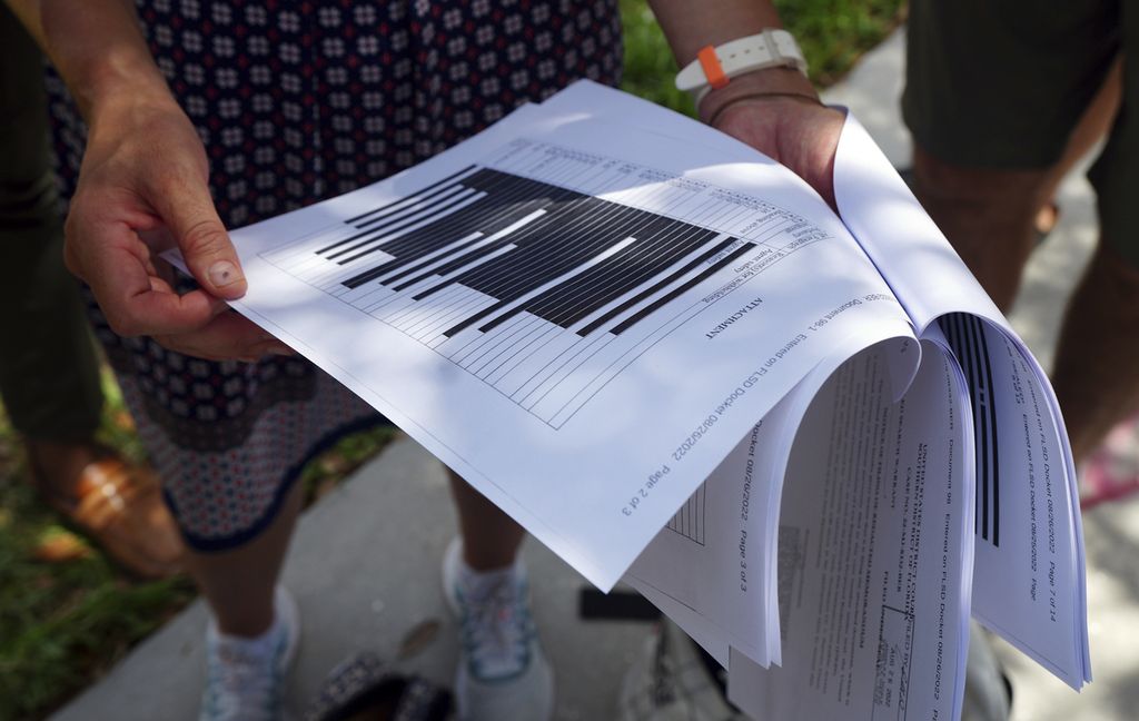 Foto sebagian halaman dokumen <i>affidavit </i>yang disetujui untuk dirilis oleh Pengadilan Federal California Selatan, Jumat (26/8/2022), tentang penggeledahan rumah peristirahatan mantan Presiden AS Donald Trump di Mar-a-Lago, Palm Beach, California.
